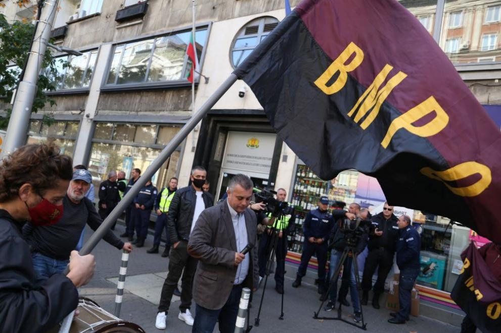 На протест пред Лукойл тримата съпредседатели на ВМРО Ангел Джамбазки