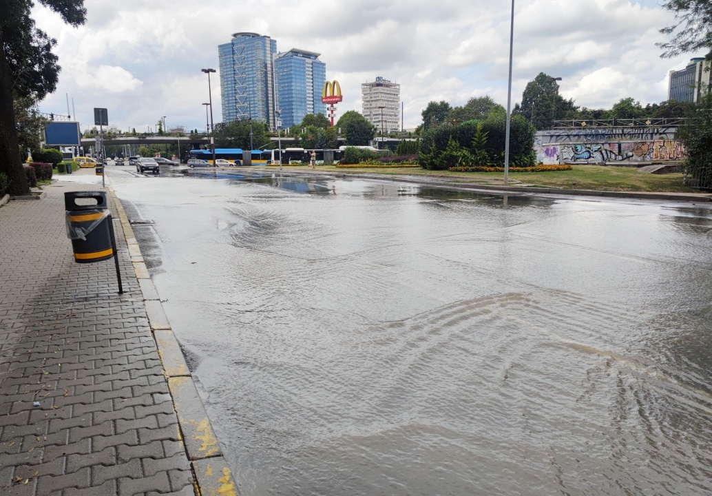 Авария на голям уличен водопровод зад Националния дворец на културата