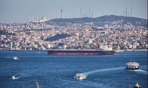 Водите в пролива Босфор промениха цвета си при вчерашния пороен