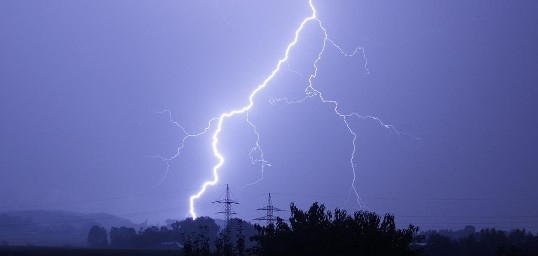 Мълния удари 18 годишно момиче в Приморско То е откарано в реанимацията