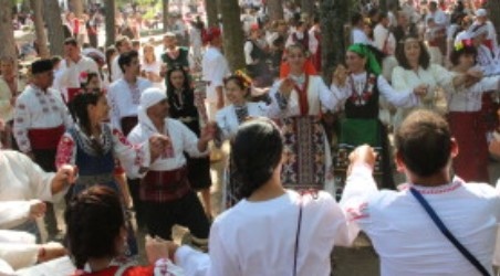 В Жеравна от днес започва международният фестивал на фолклорната носия.