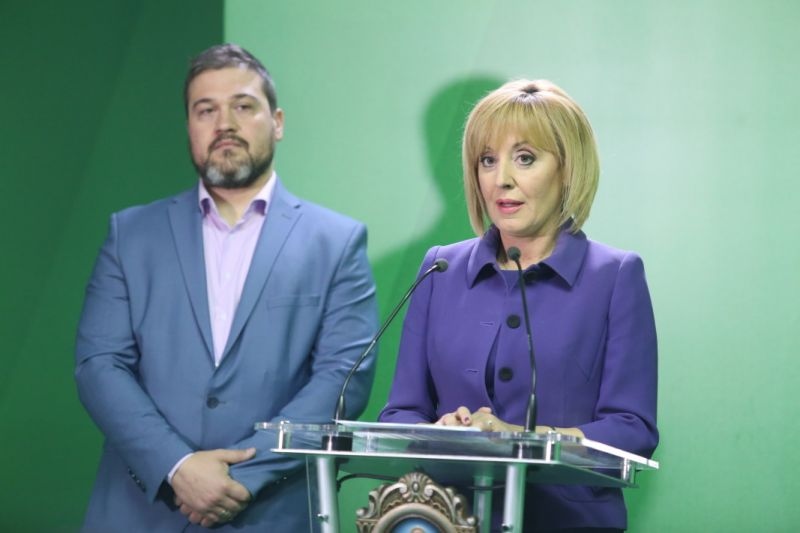 Лидерката на Изправи се България Мая Манолова вкарва протежето си