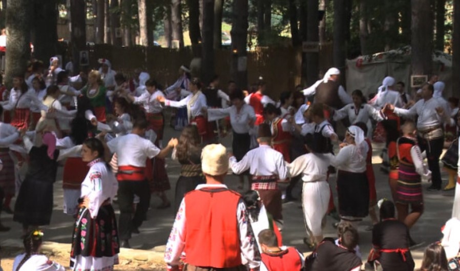 Хиляди хора се събират на най големия фестивал на народните носии