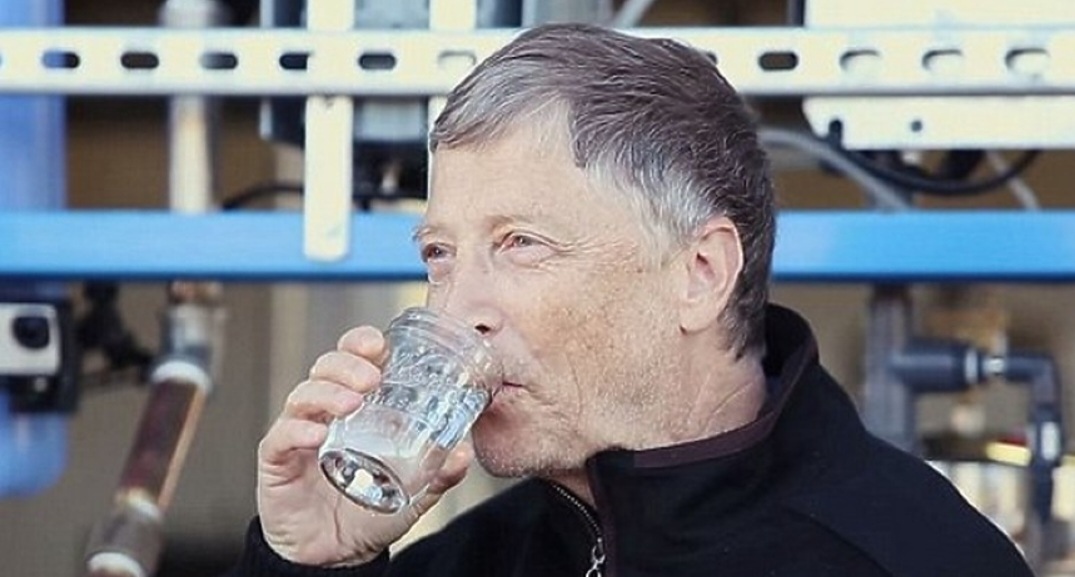 Анализ на Илиян Василев
На снимката супермилиардерът Бил Гейтс се реди на