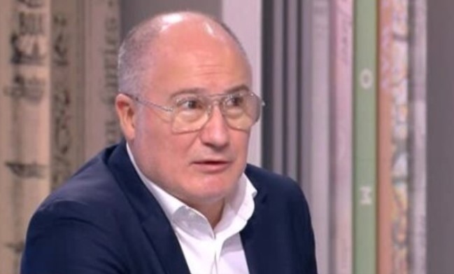 Аз предполагам че президентът Румен Радев взима решенията кой да