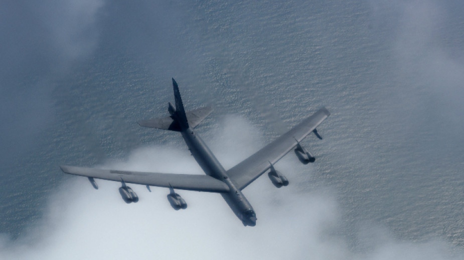 Два бомбардировача В 52 на американските военновъздушни сили ще прелетят над
