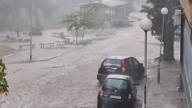 Проливен дъжд наводни Карлово. Реки се стичат от Балкана по