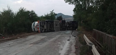 Тежка катастрофа между цистерна и джип в района на село