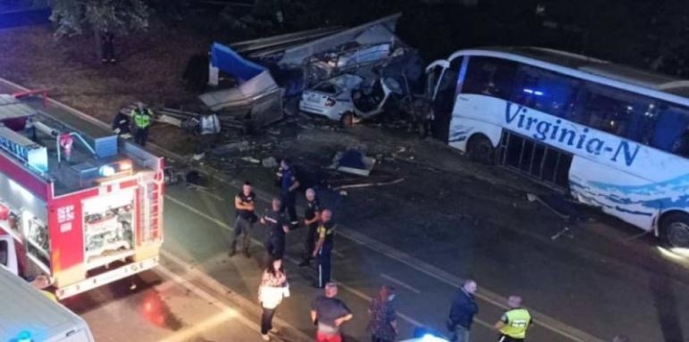 48 мигранти са пътували в автобуса който след преследване помля