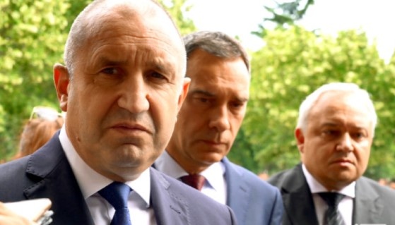 Самоотвержеността на полицаите плаща цената на корупцията с която каналджиите