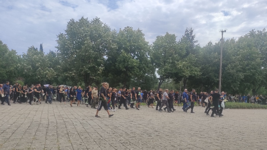 Стотици колеги близки и приятели на загиналите бургаски полицаи Атанас