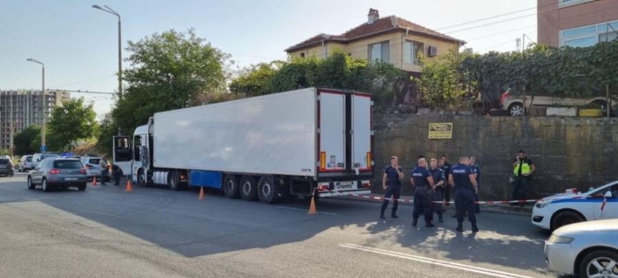 Заловиха около 100 мигранти в камион в Бургас