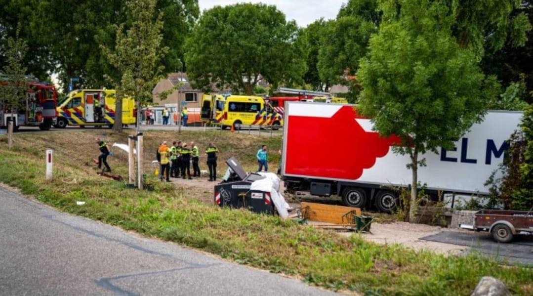 Нидерландската полиция съобщи че шест души са починали в резултат