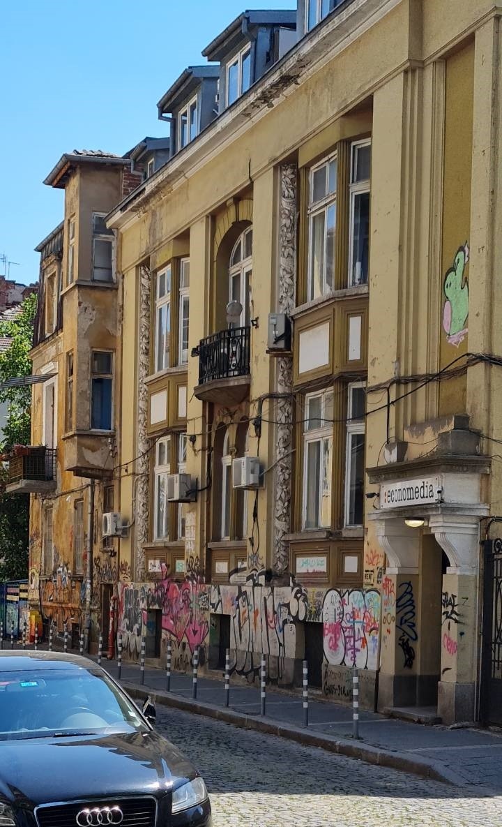 Сграда на ъгъла на улиците Шишман и Иван Вазов в