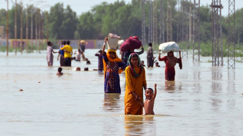 Огромните наводнения в Пакистан създадоха вътрешно езеро с ширина 100