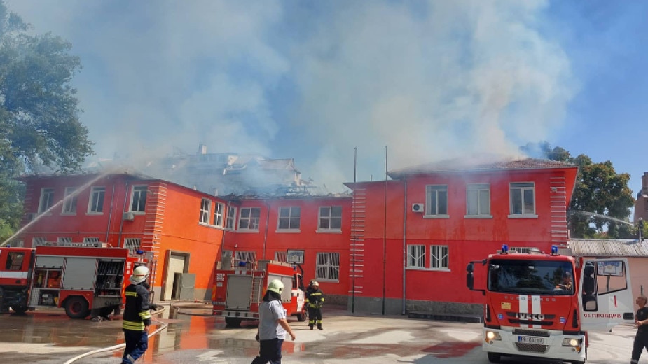 Овладян е пожарът, който избухна в ОУ Душо Хаджидеков в
