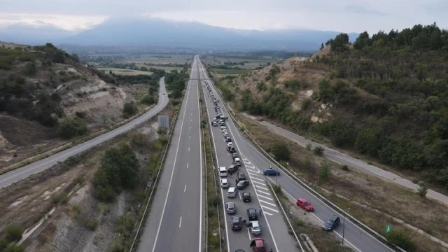 Интензивен трафик и днес на ГКПП Кулата, посока Гърция. На граничния