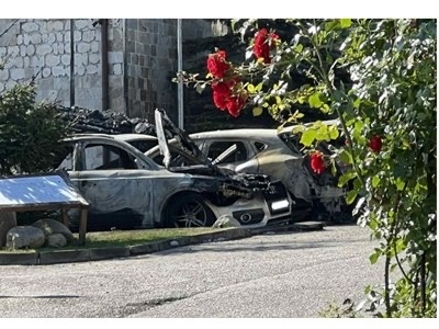 Пожар тръгнал от контейнер за отпадъци опожари 9 автомобила в