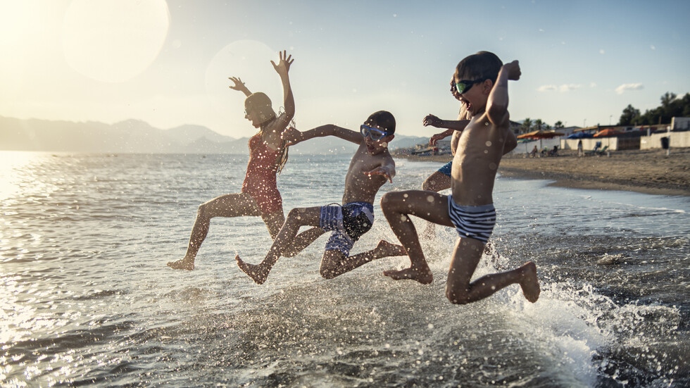 Още 16 795 ученици придружавани от 1726 ръководители получават средства