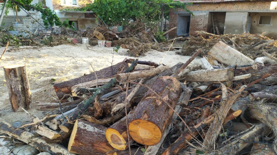 Продължава разчистването на селата които най много пострадаха от наводненията в