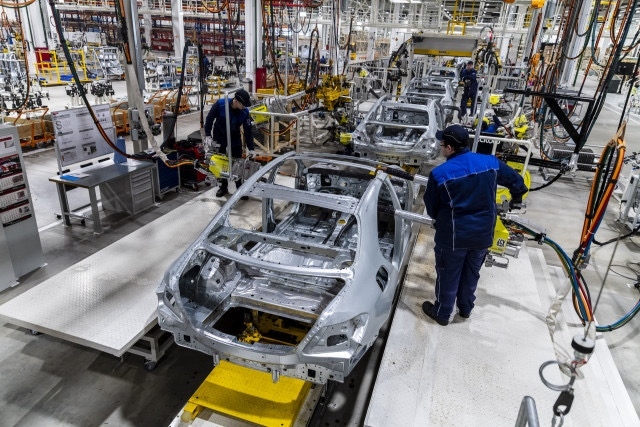 Китайска компания купува завода на Mercedes-Benz в Русия