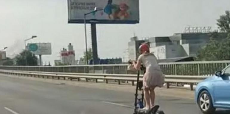 Шофьорът причинил инцидента е избягал  Бус блъсна Емили докато е карала