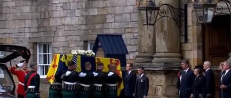 Ковчегът на покойната британска кралица Елизабет II пристигна в Единбург. Ковчегът,