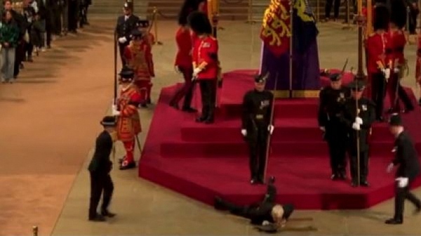 Кралски гвардеец припадна от подиума докато стоеше до ковчега на
