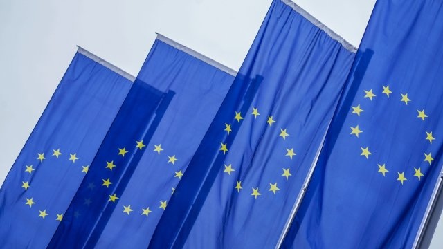 Европейският съюз е дълбоко шокиран от откриването на стотици тела