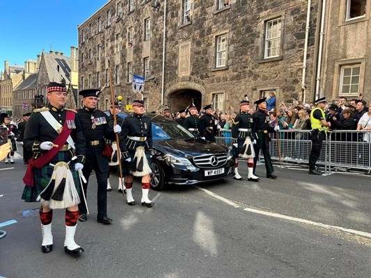 Стотици военни от британската армия военновъздушните сили и военноморския флот