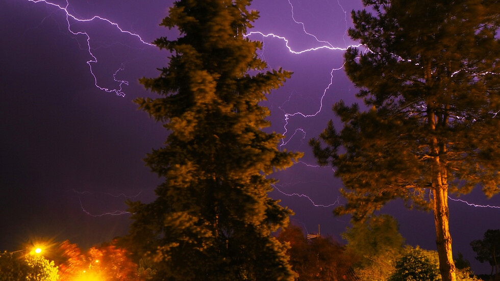 Мощна буря удари Бургас съобщи БТВ Природната стихия е била