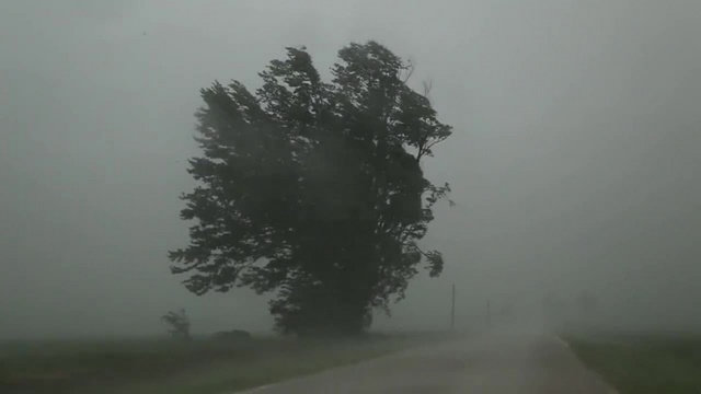 Невиждана вихрушка връхлетяла снощи село Бачково Според очевидци всичко станало