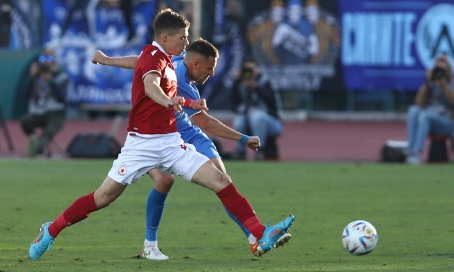 Левски тресна с 2 0 ЦСКА и записа първи шампионатен успех