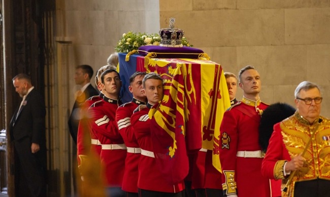 Във Великобритания днес е последен пълен ден за поклонение пред