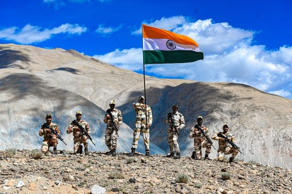 Индийци живеещи близо до оспорваната хималайска граница на страната с