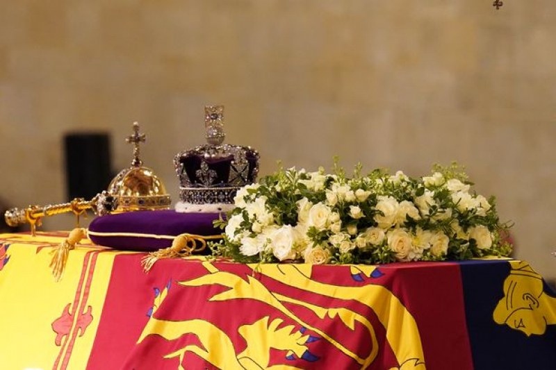 Ковчегът с тленните останки на Елизабет II е положен в