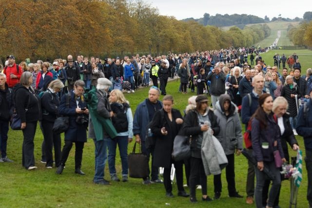 Великобритания си взе последно сбогом с кралица Елизабет II  съобщава Би