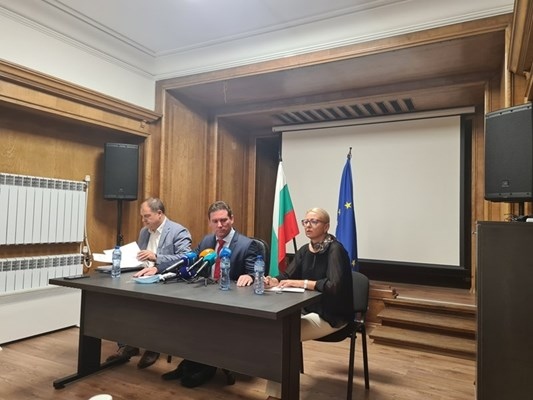 Служебният кабинет отстрани председателя и членовете на Комисията за защита