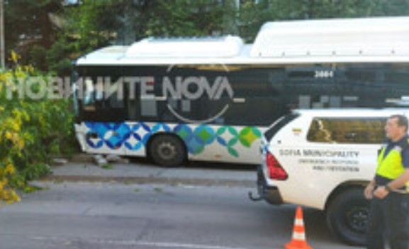 Катастрофа с автобус на градския транспорт в София Има ранени