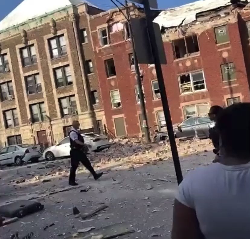 Сграда с червена тухлена фасада в Чикаго се срути вчера