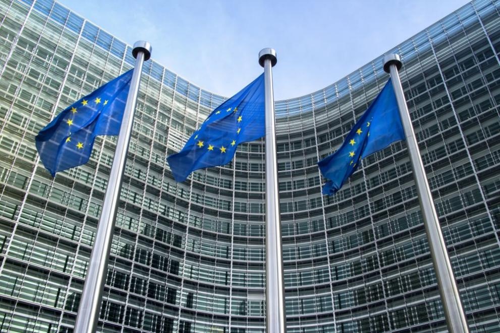 ЕС обсъжда нов пакет санкции срещу Русия, съобщи днес говорител