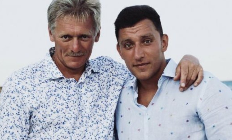 Водещият на програмата Популярна политика създадена от привърженици на Алексей