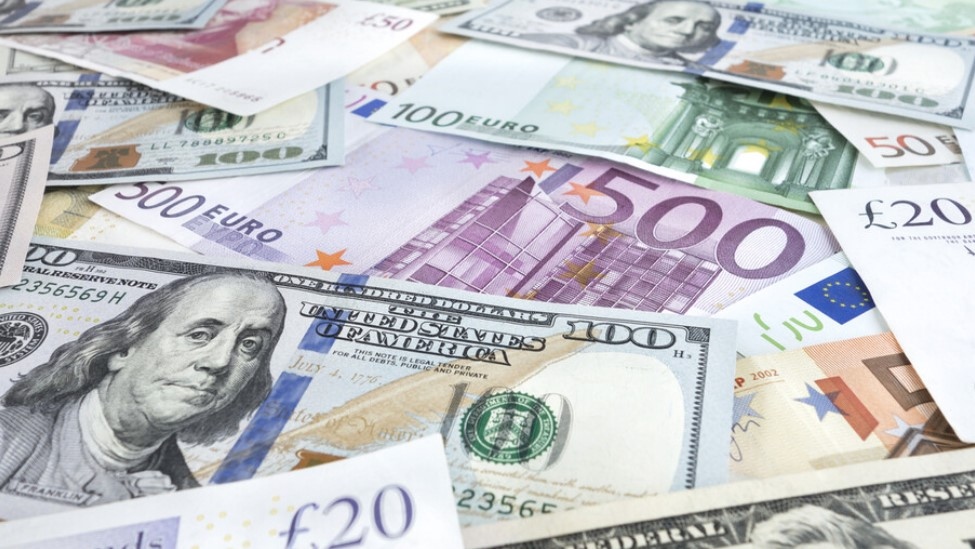 Курсът на еврото се понижи до нов 20 годишен минимум от