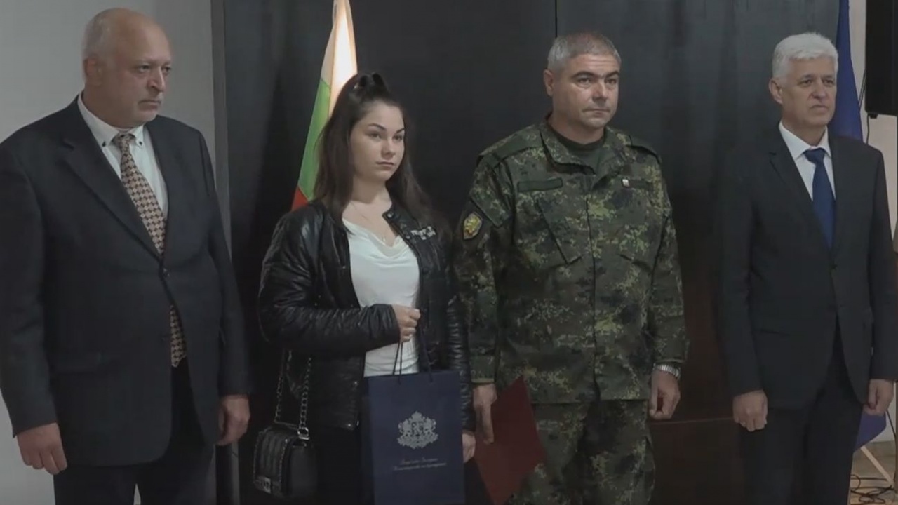 Наградиха ефрейтор Иван Димитров с Отличието – специална грамота и