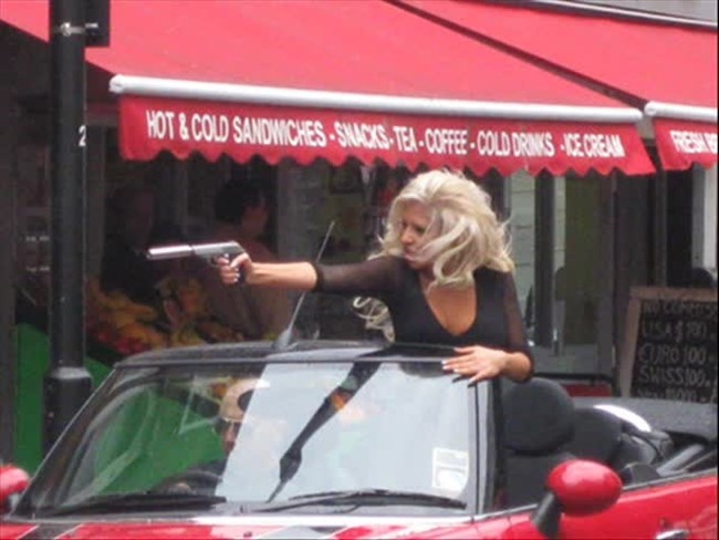 Андреа ударно сменя попрището и освен като певица ще се