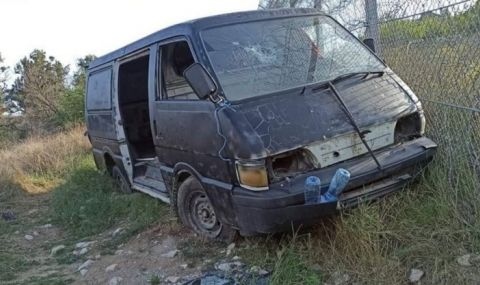 С бус през защитната ограда на границата ни с Турция  Клип