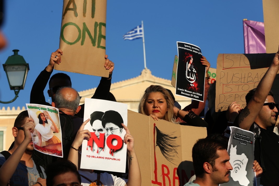 Неизвестни лица тази нощ са хвърлили коктейл Моллотов в дипломатическата