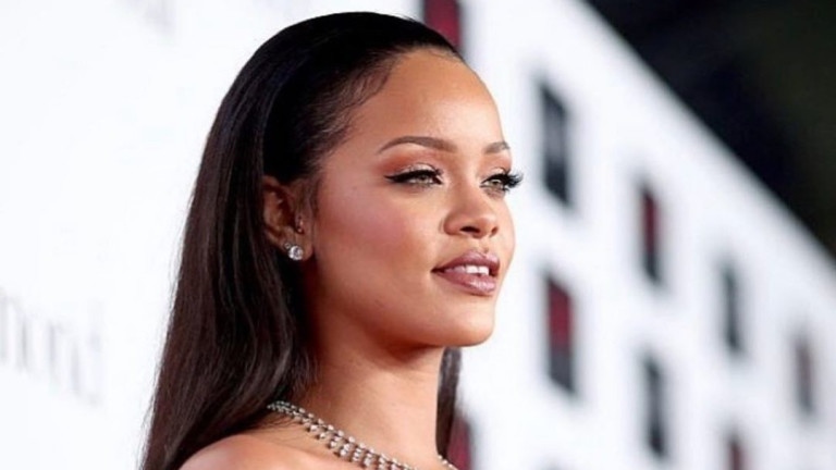 Попзвездата Риана ще води шоуто на полувремето на Супербоул през