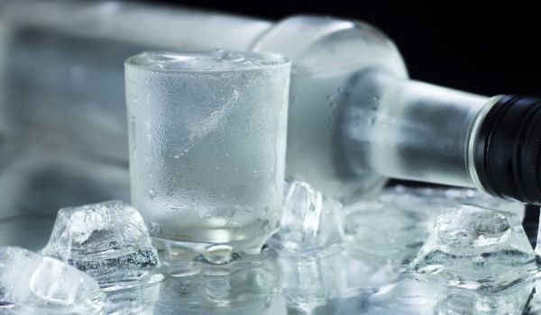 Властта в Русия реши изненадващо да вдигне цената на водката Минималната