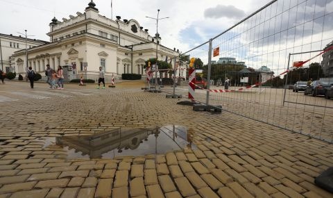 Жълтите павета пред сградата на Народното събрание в София ще